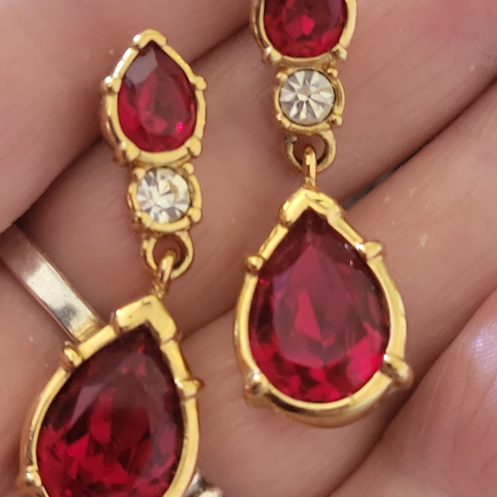 WOW SWAROVSKI Elegant Gold and Red Drop Earrings - Picture 4 of 4